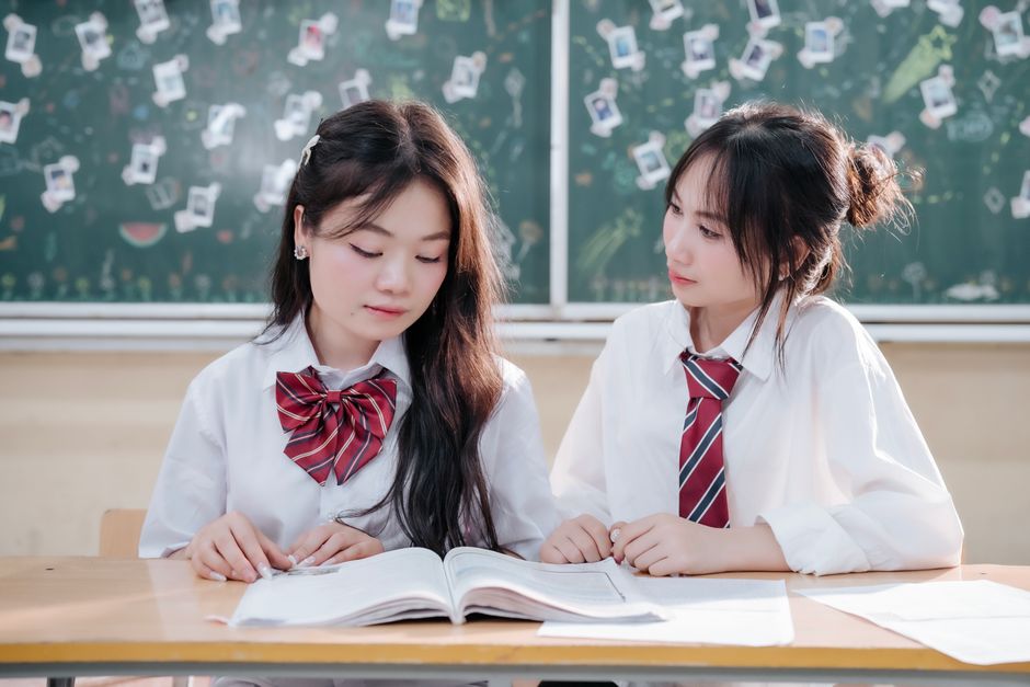 雨天的站台，是一所开放的学校
