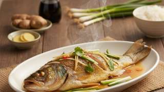 5个诀窍教你清蒸鱼的家常做法，看懂清蒸黄鱼怎么做才够鲜嫩 - 美食菜谱封面图
